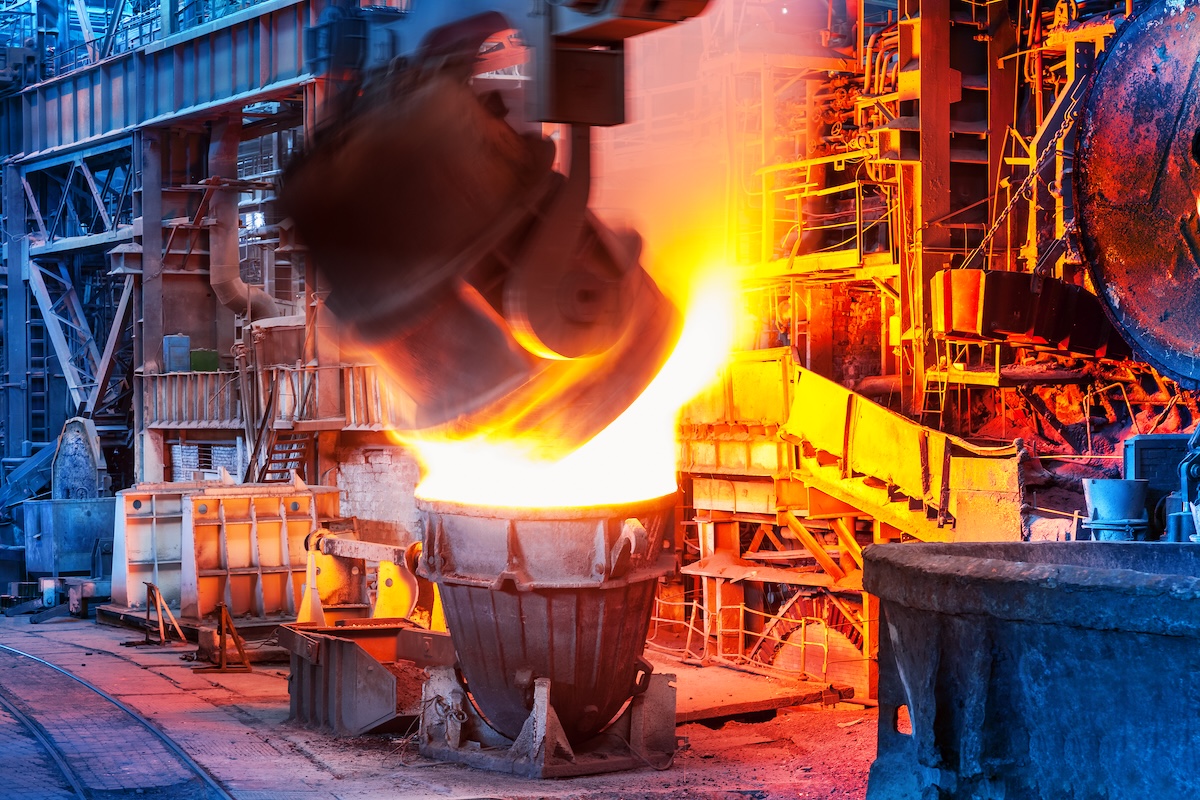 Spust ciekłego metalu w hucie — energochłonny proces produkcyjny